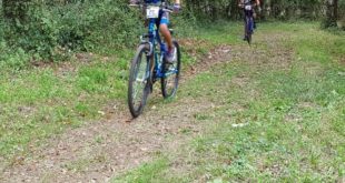 Giovani atleti ciclisti in pista a Formia