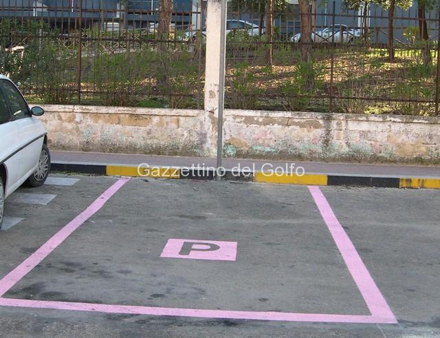parcheggio striscie rosa