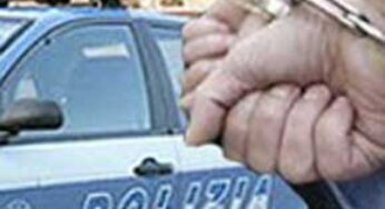 Picchia figlio 13enne a colpi di crick, arrestato padre violento