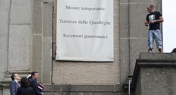 Minaccia di gettarsi, il Sindaco lo convince a scendere