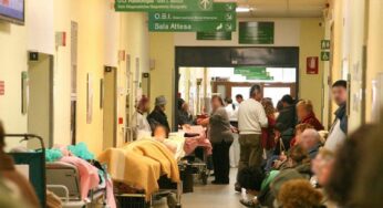 Calci e pugni al pronto soccorso, medico aggredito