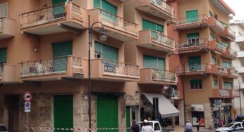Gaeta, cornicione giù da palazzo