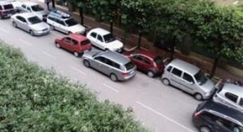Parcheggia auto in doppia fila, condannato a 2 mesi di carcere