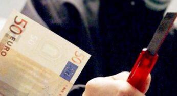 La moglie gli nega danaro, lui la rapina