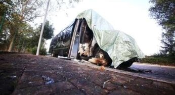 Latina, pullman dato alle fiamme