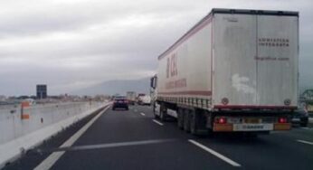 Banditi in fuga si schiantano sotto un tir