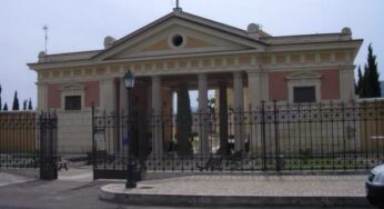 Fondi, rubano rame nel cimitero la notte di Natale