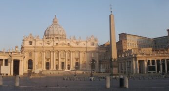 Uomo si dà fuoco in piazza San Pietro: salvato