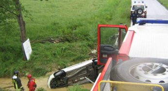 Priverno: auto nel canale, mamma e bimbi salvi
