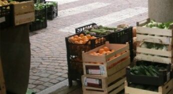 Frutta e verdura esposta per strada, ordinanza di chiusura per un’attività