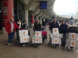 3 La delegazione formiana con gli aiuti umanitari all'aeroporto di Algeri