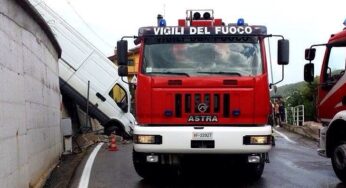 Maranola, furgone sfonda guard rail e precipita