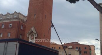 Gaeta, camion in manovra abbatte un palo. Paura tra i passanti
