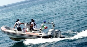 Acquascooter e kite surf tra i bagnanti, la Guardia Costiera interviene nel Golfo