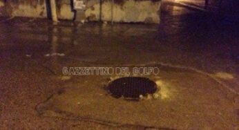 Temporale sul Golfo. Saltano tombini a Serapo, le foto dei lettori