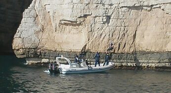 Gaeta, la Guardia Costiera salva via mare due rocciatori bloccati sulla parete di Monte Orlando