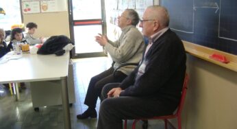 Bassiano, contro la chiusura della scuola anche i nonni tornano sui banchi