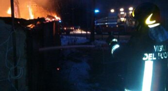 Fiamme ad un casolare nella notte. Paura a Santi Cosma e Damiano