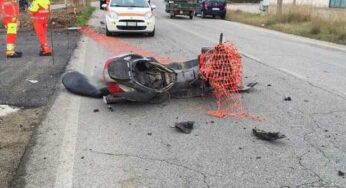 Fondi, motociclista resta impigliato nella rete di un cantiere: finisce contro un palo e muore