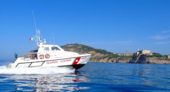 Surfista in difficoltà, salvato dalla Guardia Costiera
