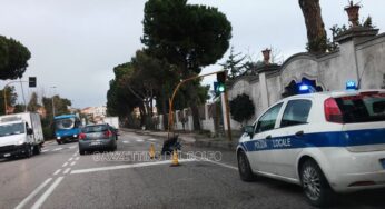 Formia, vento forte: crolla semaforo sulla Flacca