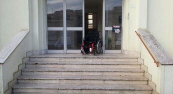 Gaeta, ragazzo disabile dalla nascita lotta contro le barriere architettoniche