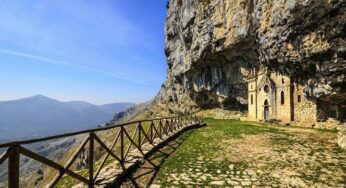 Formia, spopola sul web la chiesa di Eremo San Michele Arcangelo: eletta photo of the day