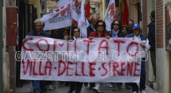 “No al parcheggio Villa delle Sirene”, il corteo giunge in Comune **FOTO**