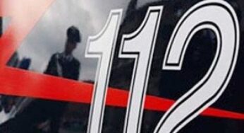 Calci e pugni alla moglie e ai figli e oppone resistenza a pubblico ufficiale, arrestato 