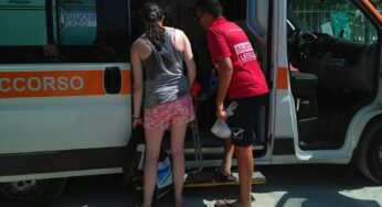 Urticato in faccia da grossa medusa. Turista allergico salvato dalla professionalità del bagnino 