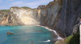 #Ponza, gommone si rovescia a Chiaia di Luna a causa delle onde. Soccorsi dalla Polizia Locale