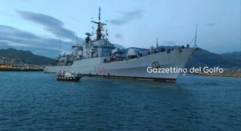 La nave #Maestrale attracca nel porto di #Gaeta. **FOTO**