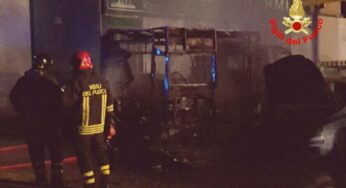 #Formia, fiamme in una officina. Distrutta un’ambulanza