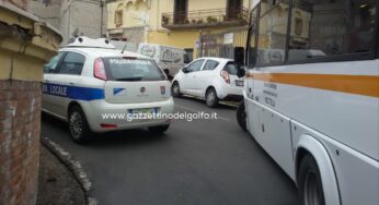#Minturno, in sosta selvaggia l’auto della #PoliziaLocale. Traffico in tilt