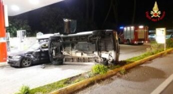 Auto senza controllo termina la corsa su un Bmw ferma al distributore 
