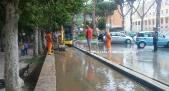 Gaeta: Ingente perdita d’acqua in Piazza della Libertà. Operai a lavoro