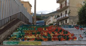 Formia/Arte urbana: la scala di via Lavanga si trasforma in un giardino fiorito grazie all’associazione “Koinè”