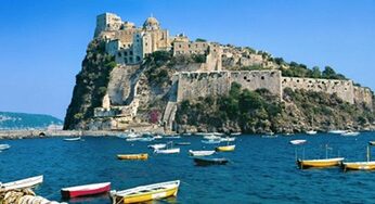 Turista fondano in vacanza a Ischia segnala cibo avariato all’hotel: Allontanato poiché cliente “indesiderato”