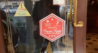 Le Vie dello shopping, del gusto e del benessere. Al via la distribuzione della vetrofania