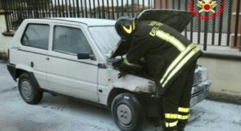 Formia, prende fuoco una Panda. Intervengono i Vigili del Fuoco