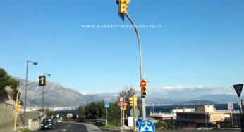 Attenzione/Il forte vento inclina un semaforo a Gaeta
