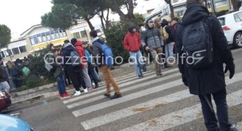Sciopero al Nautico di Gaeta, studenti protestano per il freddo