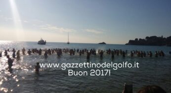 [Video] Capodanno 2017 a Gaeta, si ripete il ‘tuffo’ nel nuovo anno