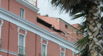 Gaeta/Cede una tettoia sul lungomare Caboto. Intervengono i Vigili del Fuoco