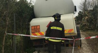 Cede la strada,autocisterna contenente gpl resta bloccata. Sul posto i Vigili del Fuoco