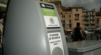 Auto elettriche a Formia, in consegna le tessere per la ricarica. Marciano: “Un piccolo passo verso il futuro”