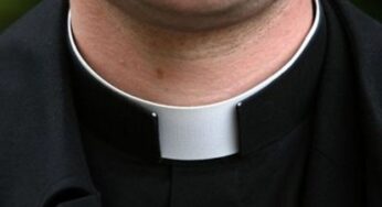 Atti persecutori a danno di un sacerdote. Arrestata una donna