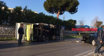 Camion ribaltato sulla SR213 Flacca: impatto con una vettura