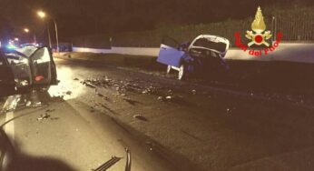 Grave incidente stradale: auto si scontrano e prendono fuoco. Tre feriti