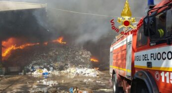 Incendio alla Eco X di Pomezia, il Sindaco firma un’ordinanza: scuole chiuse nel giro di 2 km dall’incendio